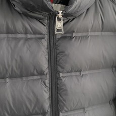 Moncler 盟可睐 2026FW秋冬新款立领短款羽绒服💥 极简通勤爆款✨原版五金拉链,手感顺滑。高密防风面料,横向分 Moncler 盟可睐 2026FW秋冬新款立领短款羽绒服💥 极简通勤爆款✨原版五金拉链,手感顺滑。高密防风面料,横向分