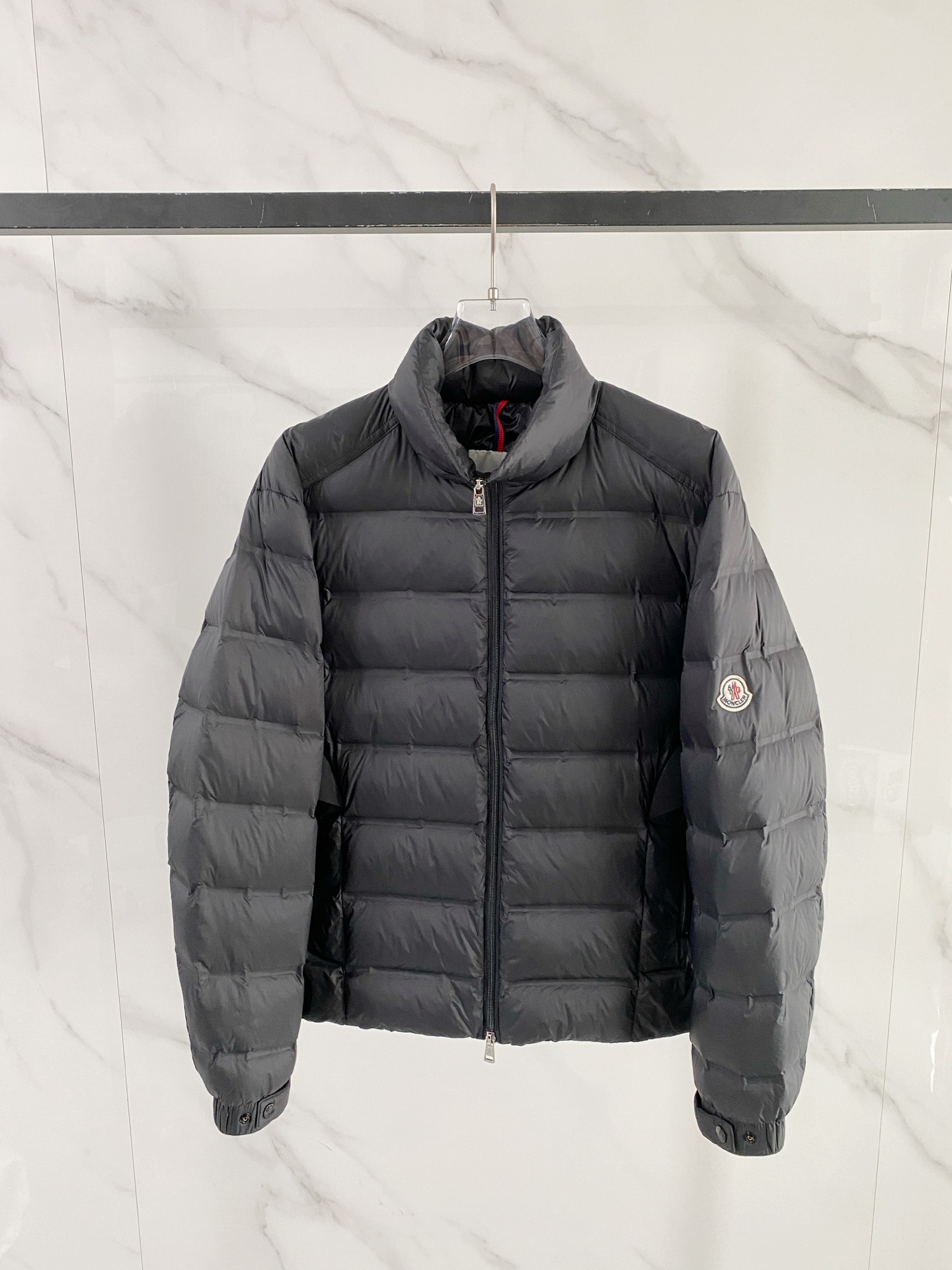 Moncler 盟可睐 2026FW秋冬新款立领短款羽绒服💥 极简通勤爆款✨原版五金拉链，手感顺滑。高密防风面料，横向分