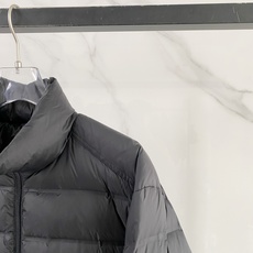 Moncler 盟可睐 2026FW秋冬新款立领短款羽绒服💥 极简通勤爆款✨原版五金拉链,手感顺滑。高密防风面料,横向分 Moncler 盟可睐 2026FW秋冬新款立领短款羽绒服💥 极简通勤爆款✨原版五金拉链,手感顺滑。高密防风面料,横向分