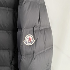 Moncler 盟可睐 2026FW秋冬新款立领短款羽绒服💥 极简通勤爆款✨原版五金拉链,手感顺滑。高密防风面料,横向分 Moncler 盟可睐 2026FW秋冬新款立领短款羽绒服💥 极简通勤爆款✨原版五金拉链,手感顺滑。高密防风面料,横向分