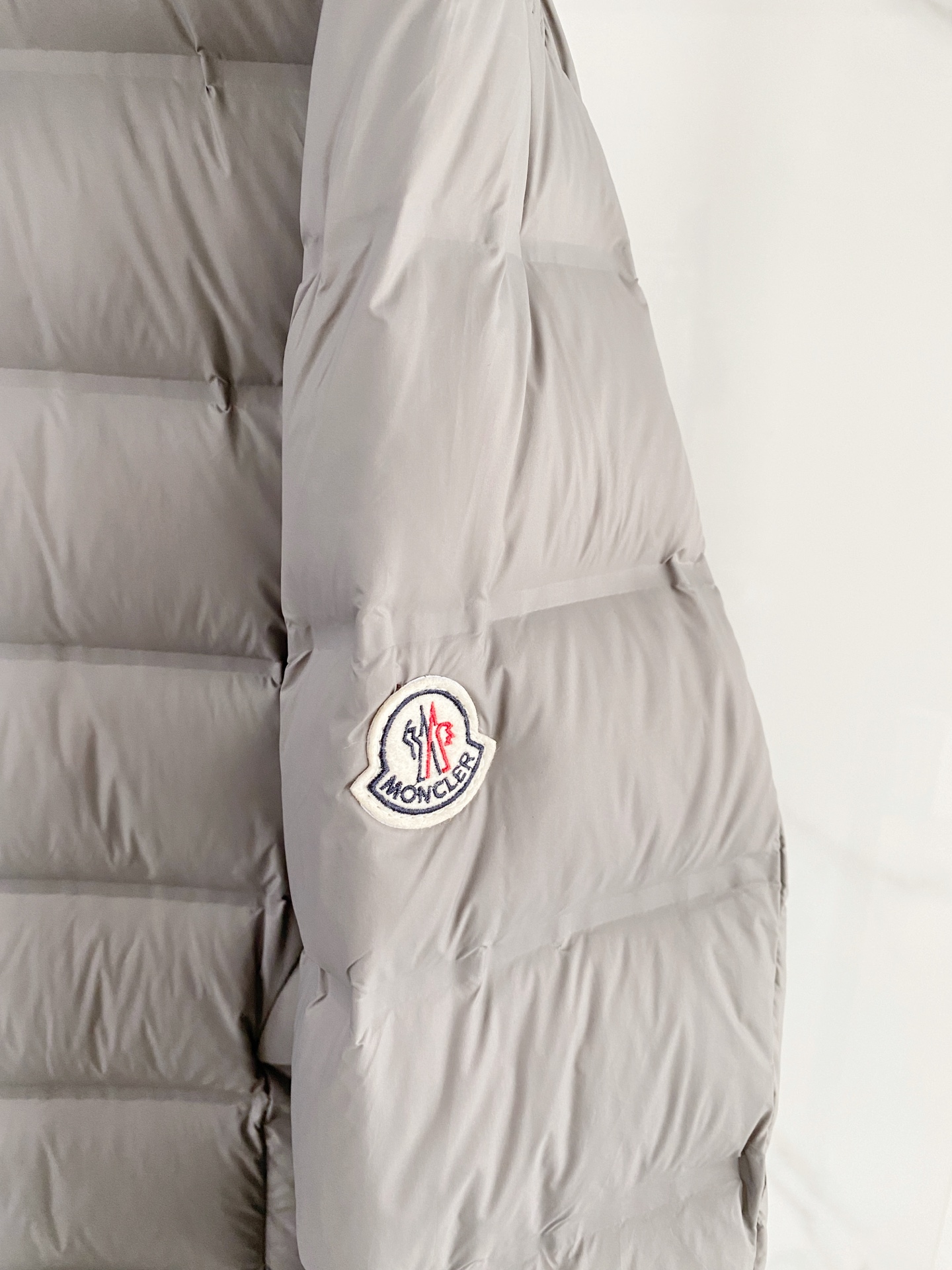 Moncler 盟可睐 2026FW秋冬新款立领短款羽绒服💥 极简通勤爆款✨原版五金拉链，手感顺滑。高密防风面料，横向分