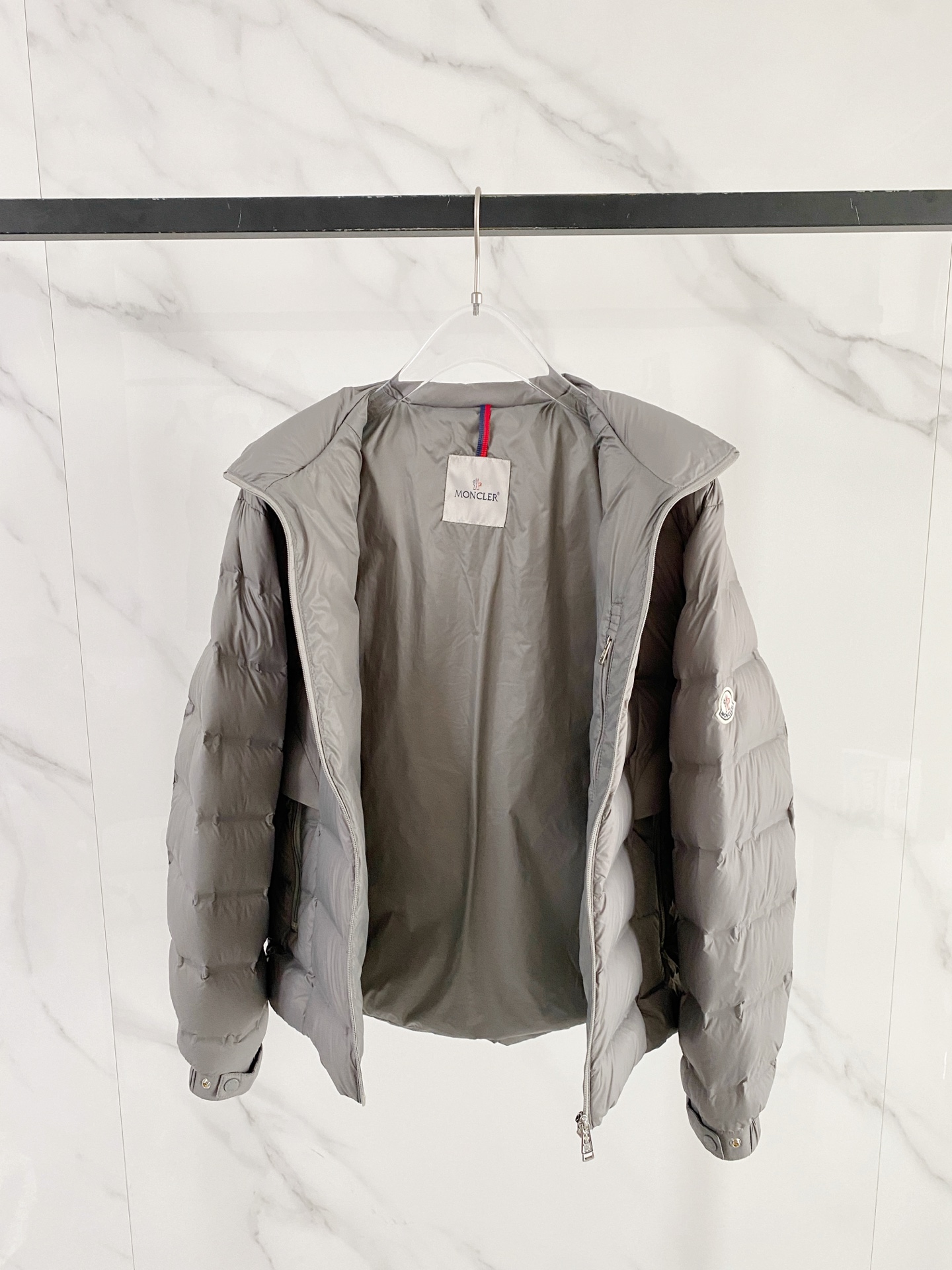 Moncler 盟可睐 2026FW秋冬新款立领短款羽绒服💥 极简通勤爆款✨原版五金拉链，手感顺滑。高密防风面料，横向分