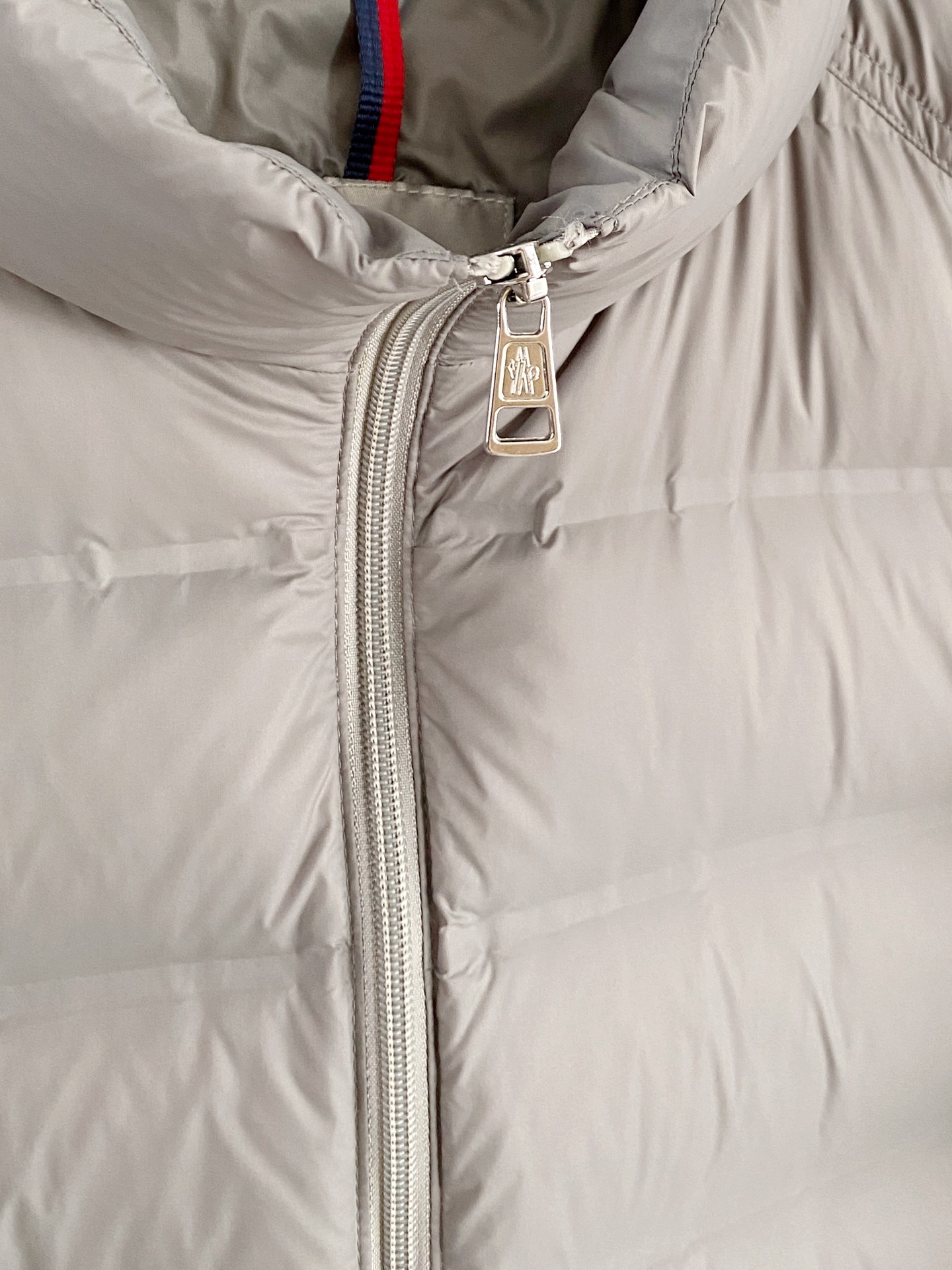 Moncler 盟可睐 2026FW秋冬新款立领短款羽绒服💥 极简通勤爆款✨原版五金拉链，手感顺滑。高密防风面料，横向分