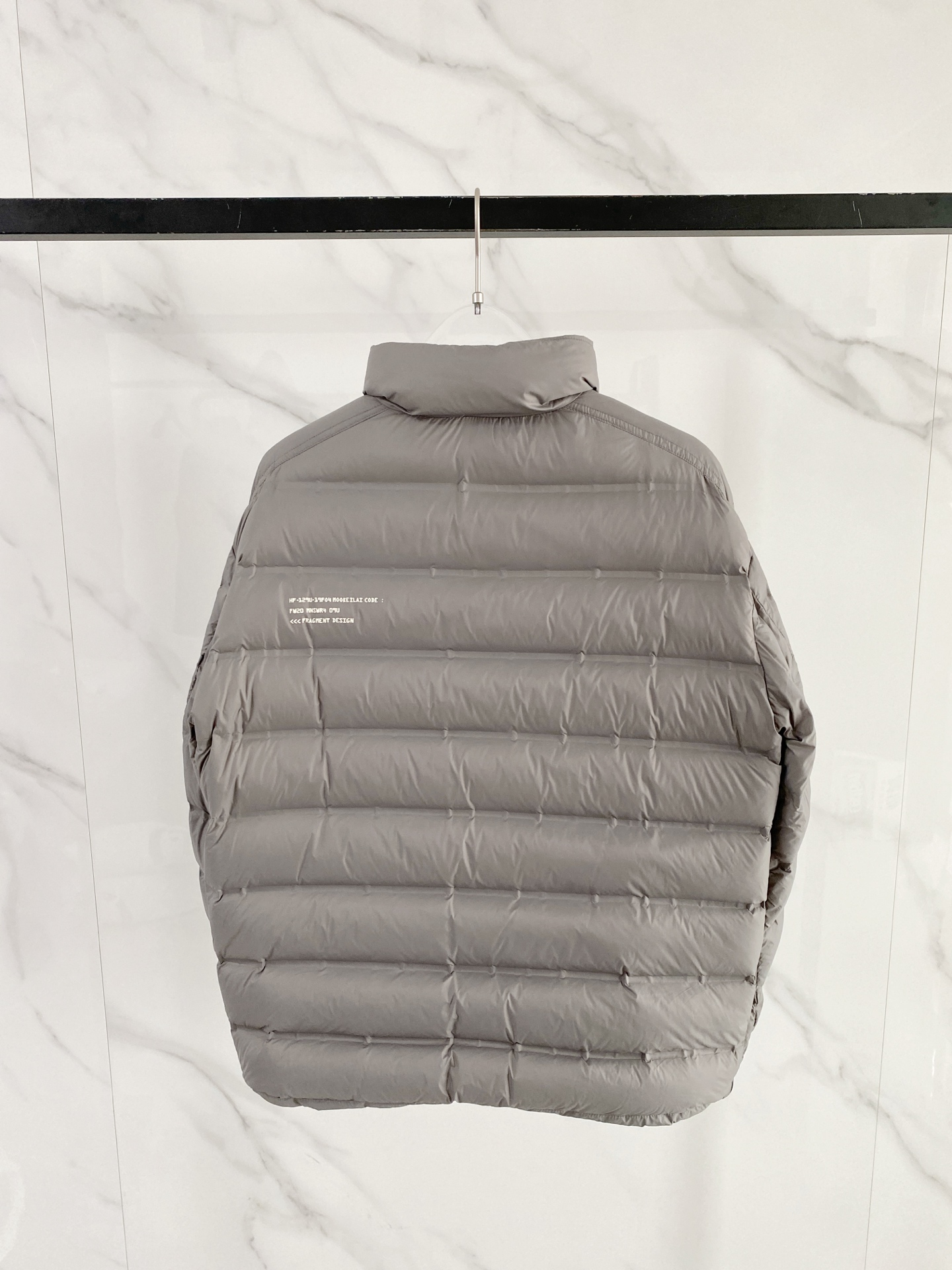 Moncler 盟可睐 2026FW秋冬新款立领短款羽绒服💥 极简通勤爆款✨原版五金拉链，手感顺滑。高密防风面料，横向分