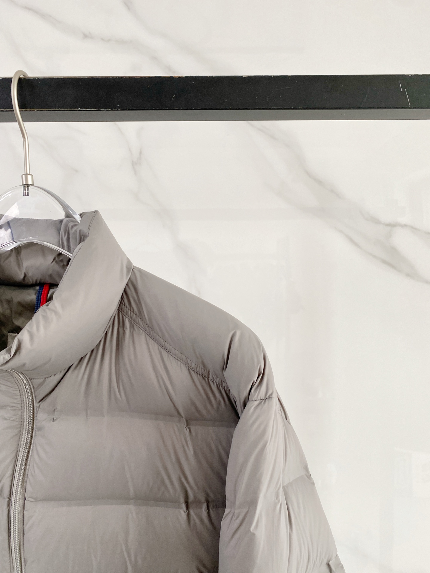 Moncler 盟可睐 2026FW秋冬新款立领短款羽绒服💥 极简通勤爆款✨原版五金拉链，手感顺滑。高密防风面料，横向分