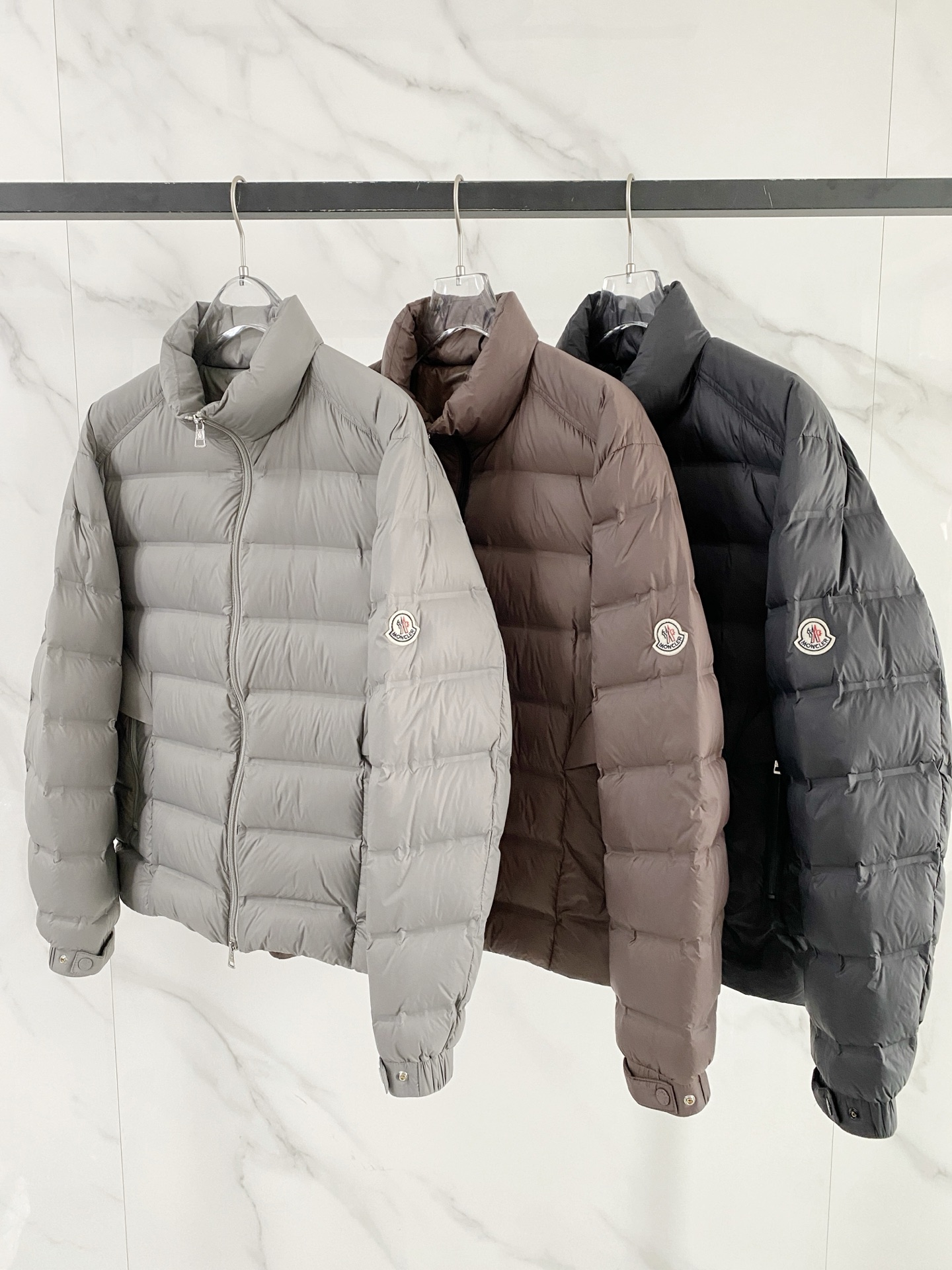 Moncler 盟可睐 2026FW秋冬新款立领短款羽绒服💥 极简通勤爆款✨原版五金拉链，手感顺滑。高密防风面料，横向分