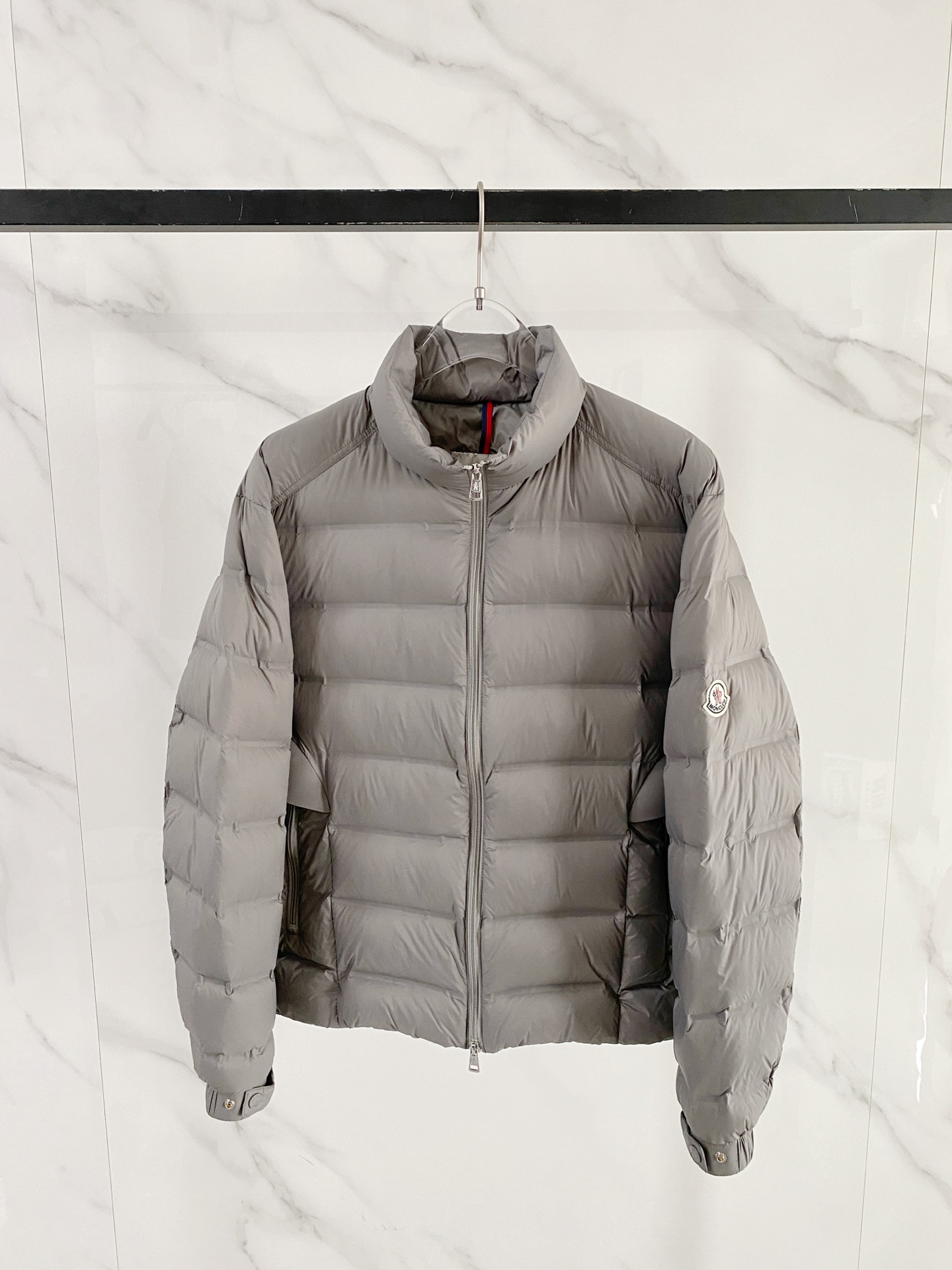 Moncler 盟可睐 2026FW秋冬新款立领短款羽绒服💥 极简通勤爆款✨原版五金拉链，手感顺滑。高密防风面料，横向分
