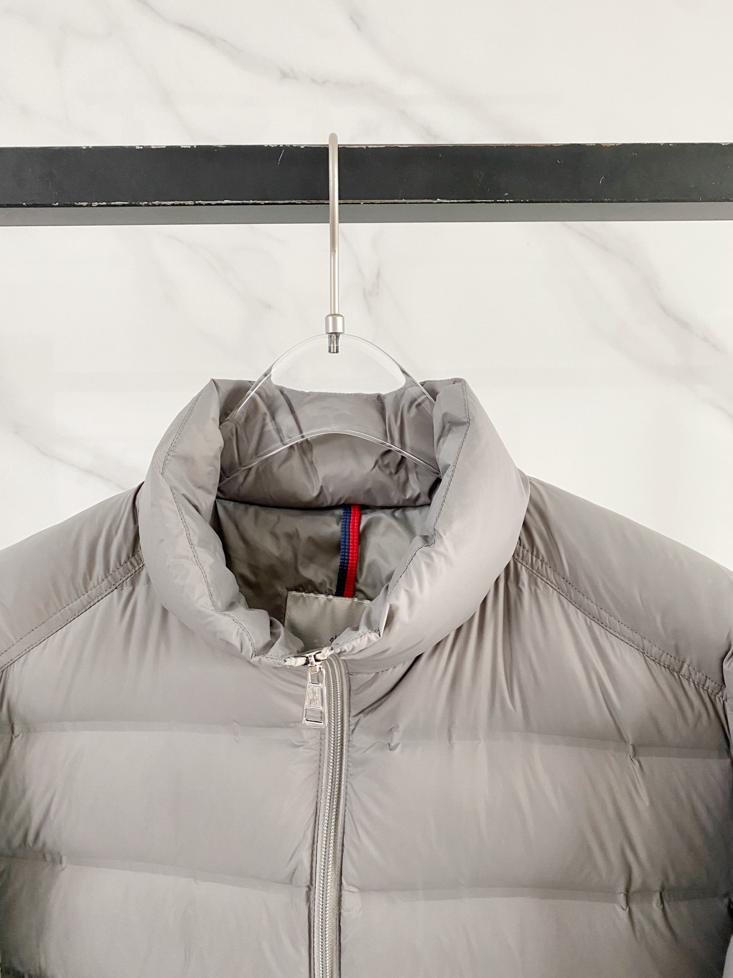 Moncler 盟可睐 2026FW秋冬新款立领短款羽绒服💥 极简通勤爆款✨原版五金拉链，手感顺滑。高密防风面料，横向分