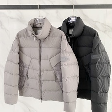 Dior 迪奥 2026FW秋冬新款立领短款羽绒服✨ 原版配套五金辅料,拉链质感十足。采用高密防风抗寒面料,横条分格锁绒 Dior 迪奥 2026FW秋冬新款立领短款羽绒服✨ 原版配套五金辅料,拉链质感十足。采用高密防风抗寒面料,横条分格锁绒