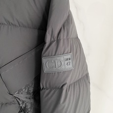 Dior 迪奥 2026FW秋冬新款立领短款羽绒服✨ 原版配套五金辅料,拉链质感十足。采用高密防风抗寒面料,横条分格锁绒 Dior 迪奥 2026FW秋冬新款立领短款羽绒服✨ 原版配套五金辅料,拉链质感十足。采用高密防风抗寒面料,横条分格锁绒