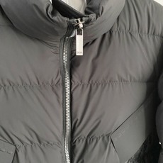 Dior 迪奥 2026FW秋冬新款立领短款羽绒服✨ 原版配套五金辅料,拉链质感十足。采用高密防风抗寒面料,横条分格锁绒 Dior 迪奥 2026FW秋冬新款立领短款羽绒服✨ 原版配套五金辅料,拉链质感十足。采用高密防风抗寒面料,横条分格锁绒