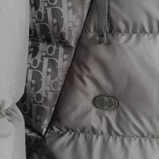 Dior 迪奥 2026FW秋冬新款立领短款羽绒服✨ 原版配套五金辅料,拉链质感十足。采用高密防风抗寒面料,横条分格锁绒 Dior 迪奥 2026FW秋冬新款立领短款羽绒服✨ 原版配套五金辅料,拉链质感十足。采用高密防风抗寒面料,横条分格锁绒