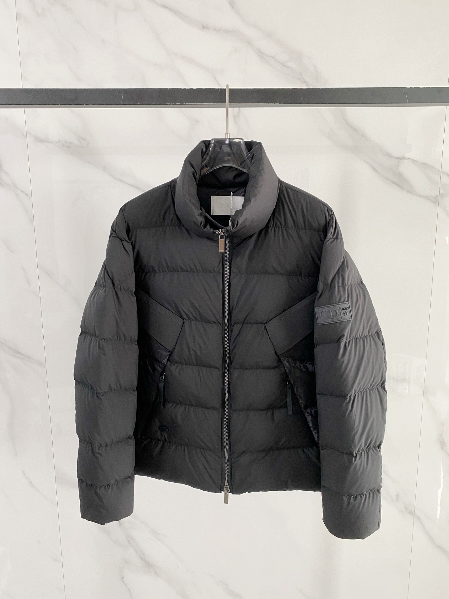 Dior 迪奥 2026FW秋冬新款立领短款羽绒服✨ 原版配套五金辅料，拉链质感十足。采用高密防风抗寒面料，横条分格锁绒