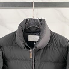 Dior 迪奥 2026FW秋冬新款立领短款羽绒服✨ 原版配套五金辅料,拉链质感十足。采用高密防风抗寒面料,横条分格锁绒 Dior 迪奥 2026FW秋冬新款立领短款羽绒服✨ 原版配套五金辅料,拉链质感十足。采用高密防风抗寒面料,横条分格锁绒