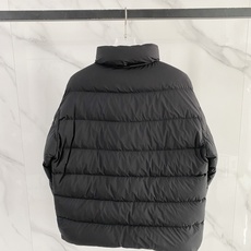 Dior 迪奥 2026FW秋冬新款立领短款羽绒服✨ 原版配套五金辅料,拉链质感十足。采用高密防风抗寒面料,横条分格锁绒 Dior 迪奥 2026FW秋冬新款立领短款羽绒服✨ 原版配套五金辅料,拉链质感十足。采用高密防风抗寒面料,横条分格锁绒