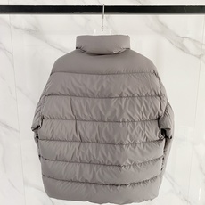 Dior 迪奥 2026FW秋冬新款立领短款羽绒服✨ 原版配套五金辅料,拉链质感十足。采用高密防风抗寒面料,横条分格锁绒 Dior 迪奥 2026FW秋冬新款立领短款羽绒服✨ 原版配套五金辅料,拉链质感十足。采用高密防风抗寒面料,横条分格锁绒