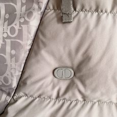 Dior 迪奥 2026FW秋冬新款立领短款羽绒服✨ 原版配套五金辅料,拉链质感十足。采用高密防风抗寒面料,横条分格锁绒 Dior 迪奥 2026FW秋冬新款立领短款羽绒服✨ 原版配套五金辅料,拉链质感十足。采用高密防风抗寒面料,横条分格锁绒