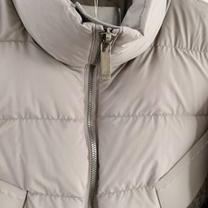 Dior 迪奥 2026FW秋冬新款立领短款羽绒服✨ 原版配套五金辅料,拉链质感十足。采用高密防风抗寒面料,横条分格锁绒 Dior 迪奥 2026FW秋冬新款立领短款羽绒服✨ 原版配套五金辅料,拉链质感十足。采用高密防风抗寒面料,横条分格锁绒
