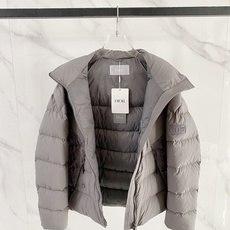 Dior 迪奥 2026FW秋冬新款立领短款羽绒服✨ 原版配套五金辅料,拉链质感十足。采用高密防风抗寒面料,横条分格锁绒 Dior 迪奥 2026FW秋冬新款立领短款羽绒服✨ 原版配套五金辅料,拉链质感十足。采用高密防风抗寒面料,横条分格锁绒
