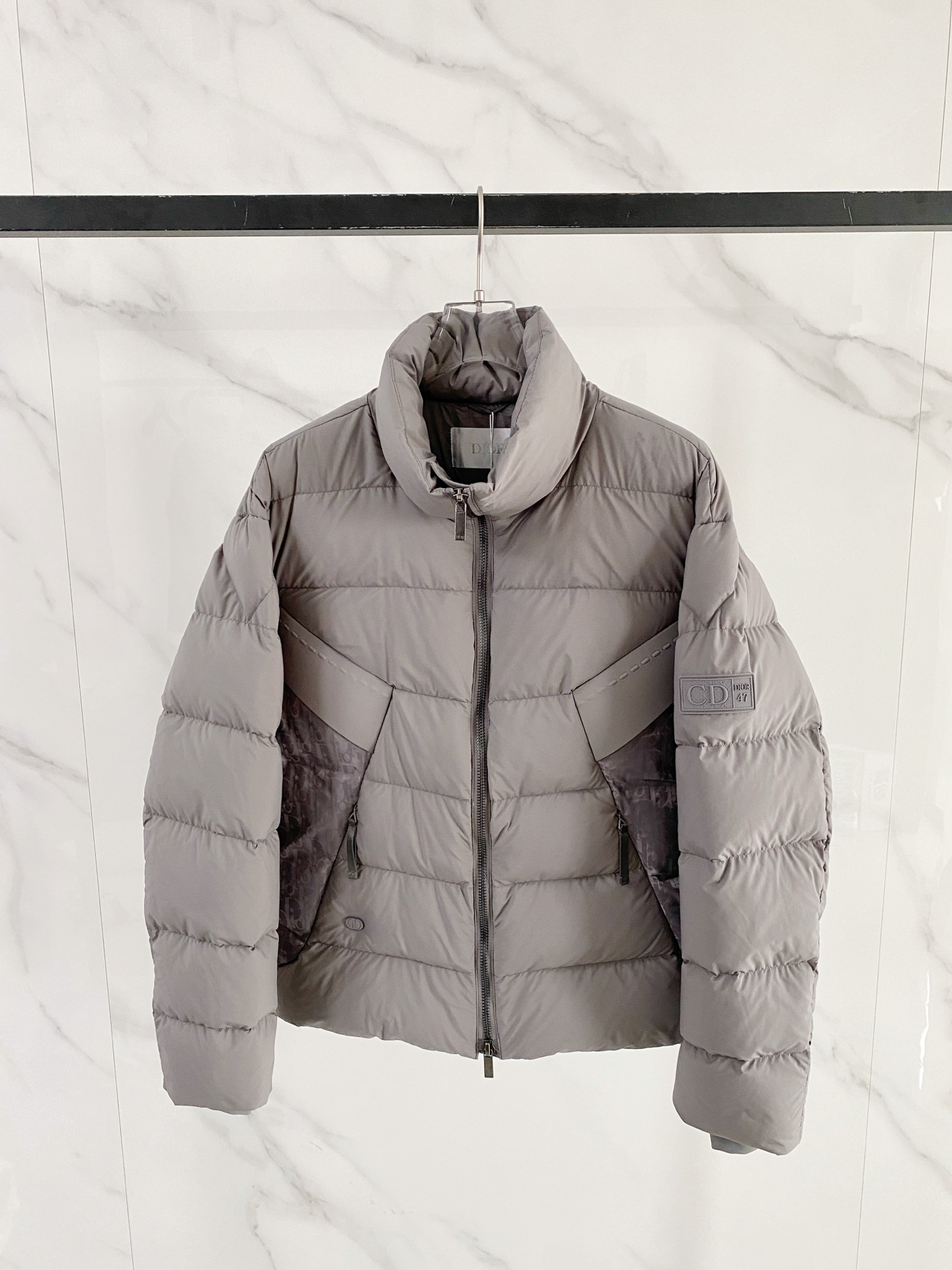 Dior 迪奥 2026FW秋冬新款立领短款羽绒服✨ 原版配套五金辅料，拉链质感十足。采用高密防风抗寒面料，横条分格锁绒