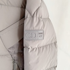 Dior 迪奥 2026FW秋冬新款立领短款羽绒服✨ 原版配套五金辅料,拉链质感十足。采用高密防风抗寒面料,横条分格锁绒 Dior 迪奥 2026FW秋冬新款立领短款羽绒服✨ 原版配套五金辅料,拉链质感十足。采用高密防风抗寒面料,横条分格锁绒