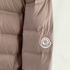 Moncler 盟可睐 2026FW秋冬新款立领短款羽绒服💥 极简通勤爆款✨原版五金拉链,手感顺滑。高密防风面料,横向分 Moncler 盟可睐 2026FW秋冬新款立领短款羽绒服💥 极简通勤爆款✨原版五金拉链,手感顺滑。高密防风面料,横向分