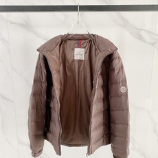 Moncler 盟可睐 2026FW秋冬新款立领短款羽绒服💥 极简通勤爆款✨原版五金拉链,手感顺滑。高密防风面料,横向分 Moncler 盟可睐 2026FW秋冬新款立领短款羽绒服💥 极简通勤爆款✨原版五金拉链,手感顺滑。高密防风面料,横向分