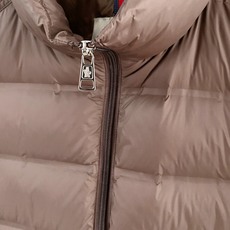 Moncler 盟可睐 2026FW秋冬新款立领短款羽绒服💥 极简通勤爆款✨原版五金拉链,手感顺滑。高密防风面料,横向分 Moncler 盟可睐 2026FW秋冬新款立领短款羽绒服💥 极简通勤爆款✨原版五金拉链,手感顺滑。高密防风面料,横向分
