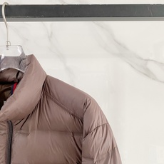 Moncler 盟可睐 2026FW秋冬新款立领短款羽绒服💥 极简通勤爆款✨原版五金拉链,手感顺滑。高密防风面料,横向分 Moncler 盟可睐 2026FW秋冬新款立领短款羽绒服💥 极简通勤爆款✨原版五金拉链,手感顺滑。高密防风面料,横向分