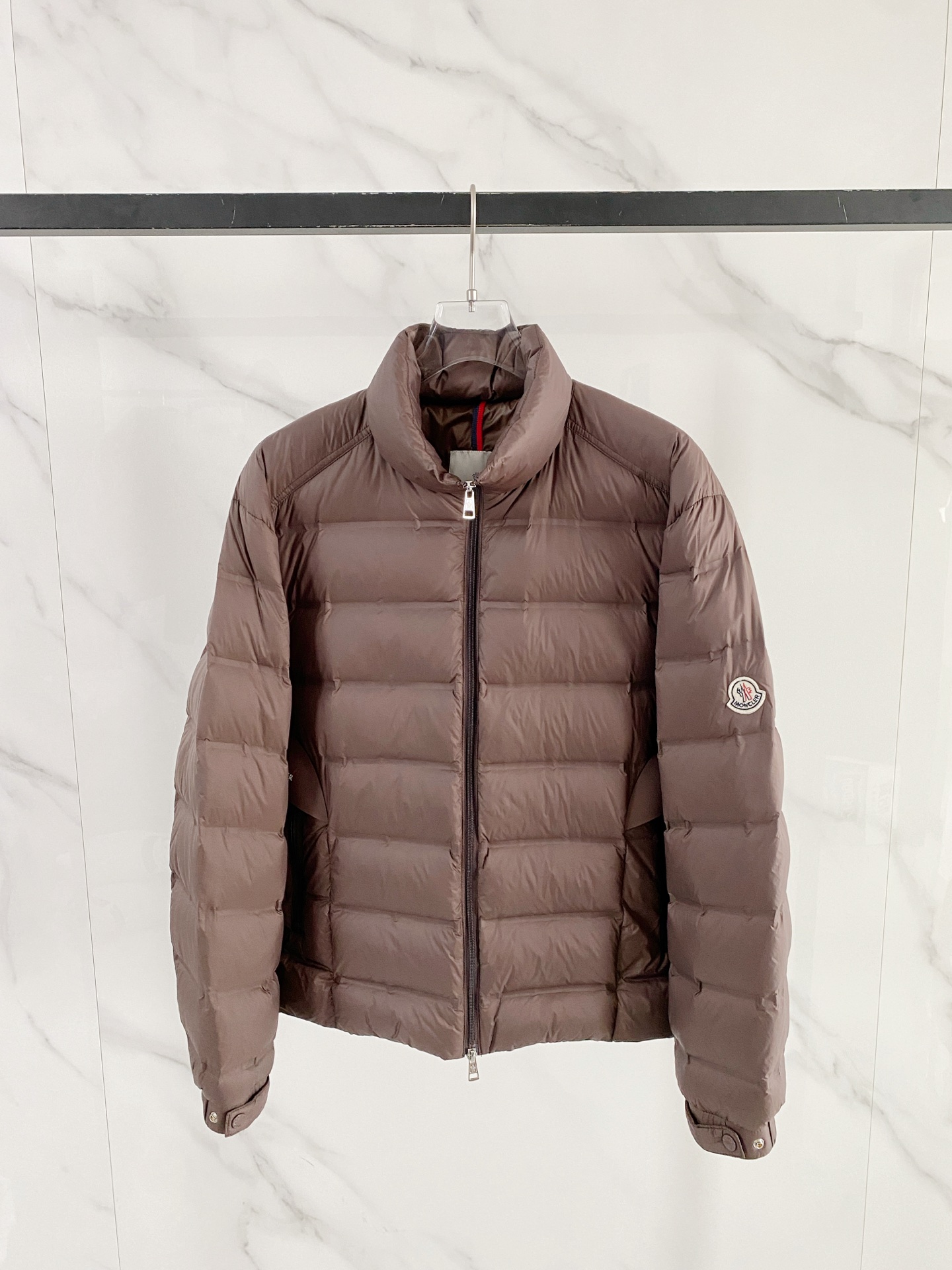 Moncler 盟可睐 2026FW秋冬新款立领短款羽绒服💥 极简通勤爆款✨原版五金拉链，手感顺滑。高密防风面料，横向分