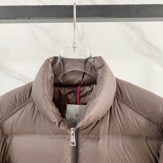 Moncler 盟可睐 2026FW秋冬新款立领短款羽绒服💥 极简通勤爆款✨原版五金拉链,手感顺滑。高密防风面料,横向分 Moncler 盟可睐 2026FW秋冬新款立领短款羽绒服💥 极简通勤爆款✨原版五金拉链,手感顺滑。高密防风面料,横向分