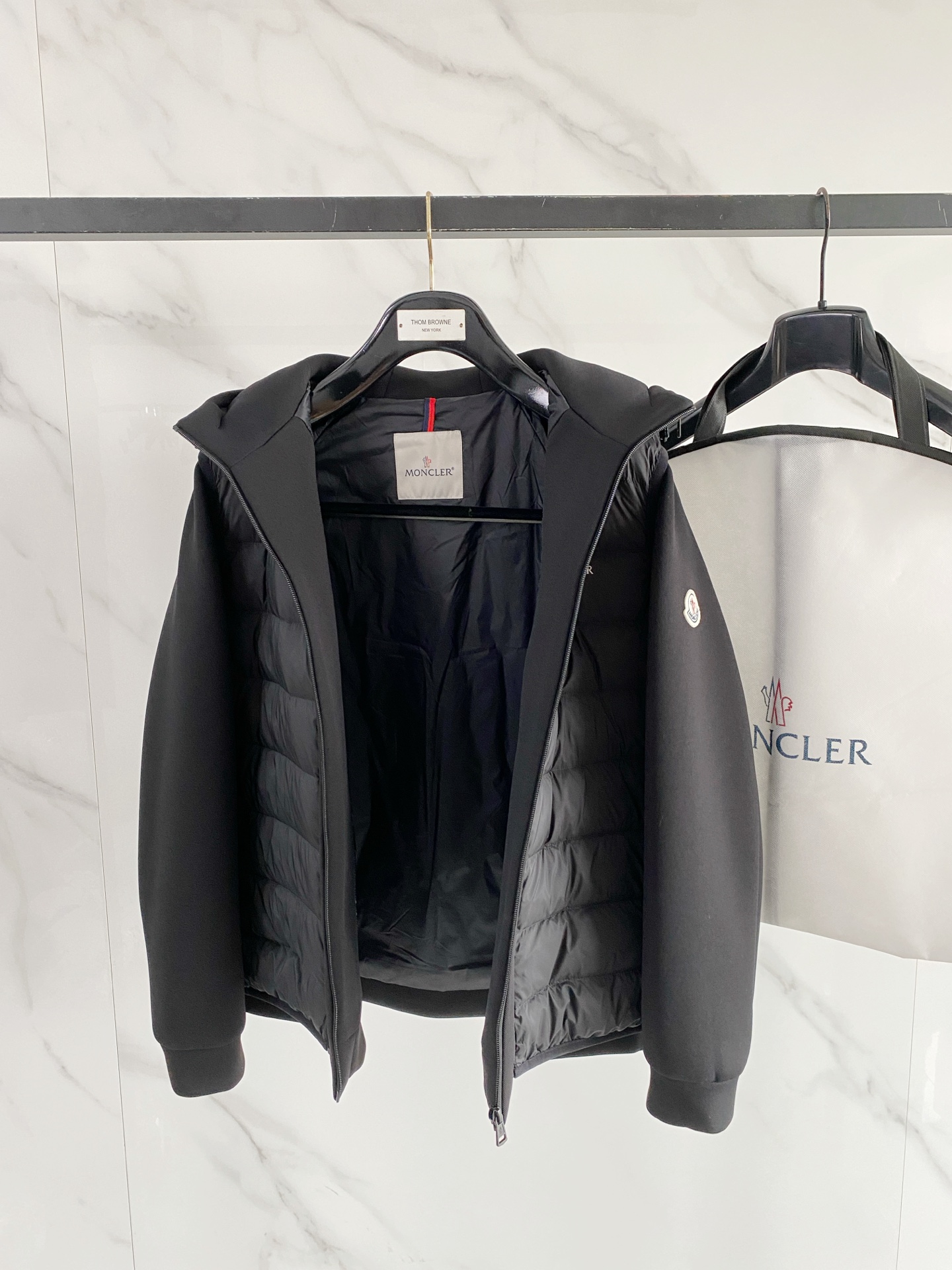 Moncler 蒙口 2026秋冬新款二合一可拆连帽羽绒服马甲 原版定制拉链五金，袖臂经典徽章标，胸前品牌字母印花 90