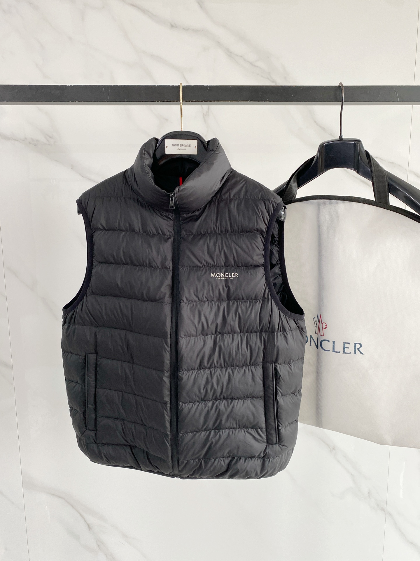 Moncler 蒙口 2026秋冬新款二合一可拆连帽羽绒服马甲 原版定制拉链五金，袖臂经典徽章标，胸前品牌字母印花 90