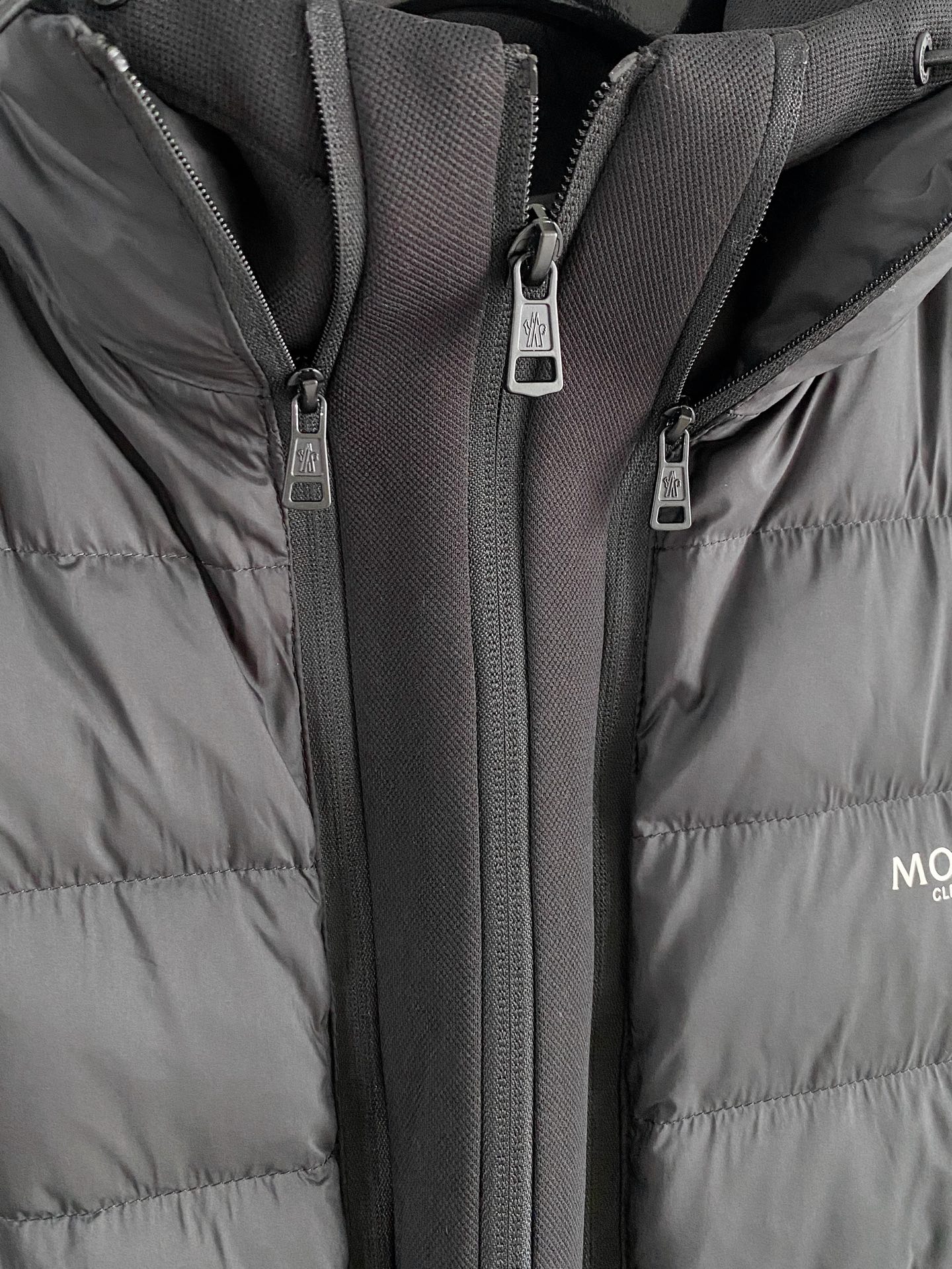 Moncler 蒙口 2026秋冬新款二合一可拆连帽羽绒服马甲 原版定制拉链五金，袖臂经典徽章标，胸前品牌字母印花 90