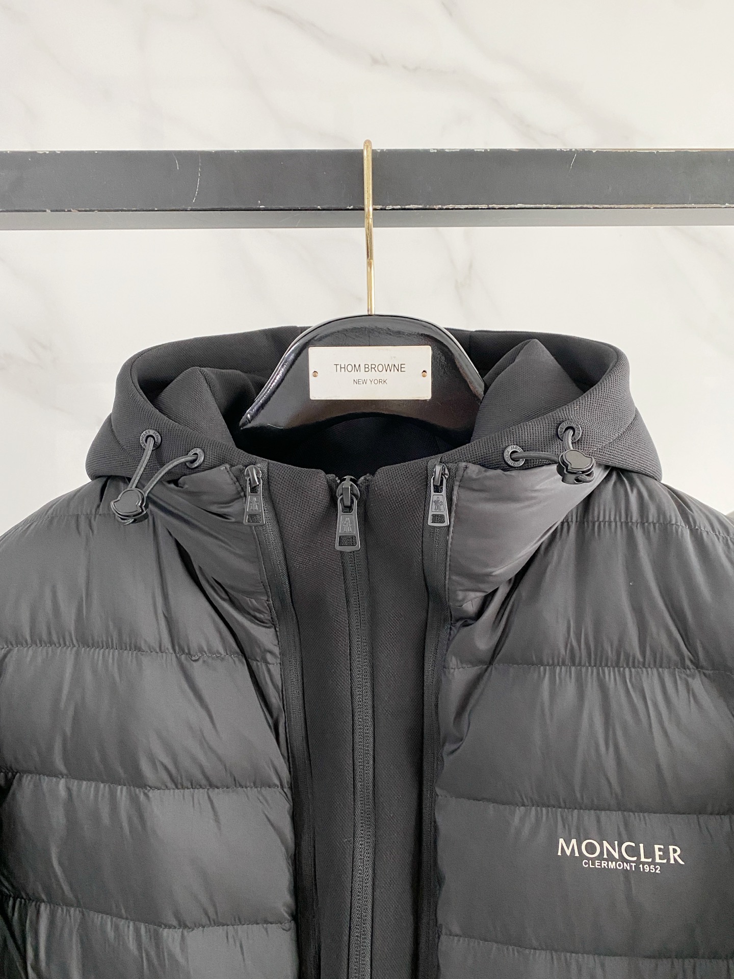 Moncler 蒙口 2026秋冬新款二合一可拆连帽羽绒服马甲 原版定制拉链五金，袖臂经典徽章标，胸前品牌字母印花 90