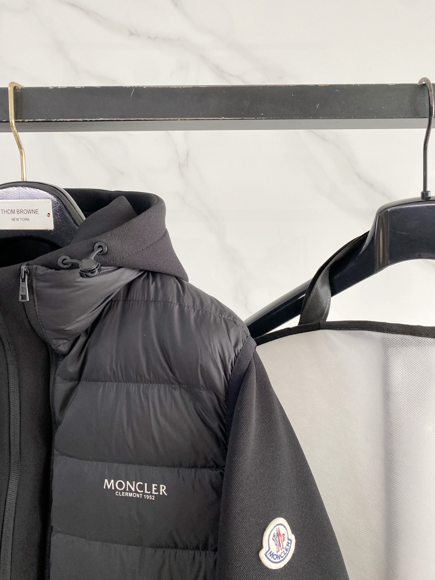 Moncler 蒙口 2026秋冬新款二合一可拆连帽羽绒服马甲 原版定制拉链五金，袖臂经典徽章标，胸前品牌字母印花 90