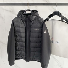 Moncler 蒙口 2026秋冬新款二合一可拆连帽羽绒服马甲 原版定制拉链五金,袖臂经典徽章标,胸前品牌字母印花 90 Moncler 蒙口 2026秋冬新款二合一可拆连帽羽绒服马甲 原版定制拉链五金,袖臂经典徽章标,胸前品牌字母印花 90