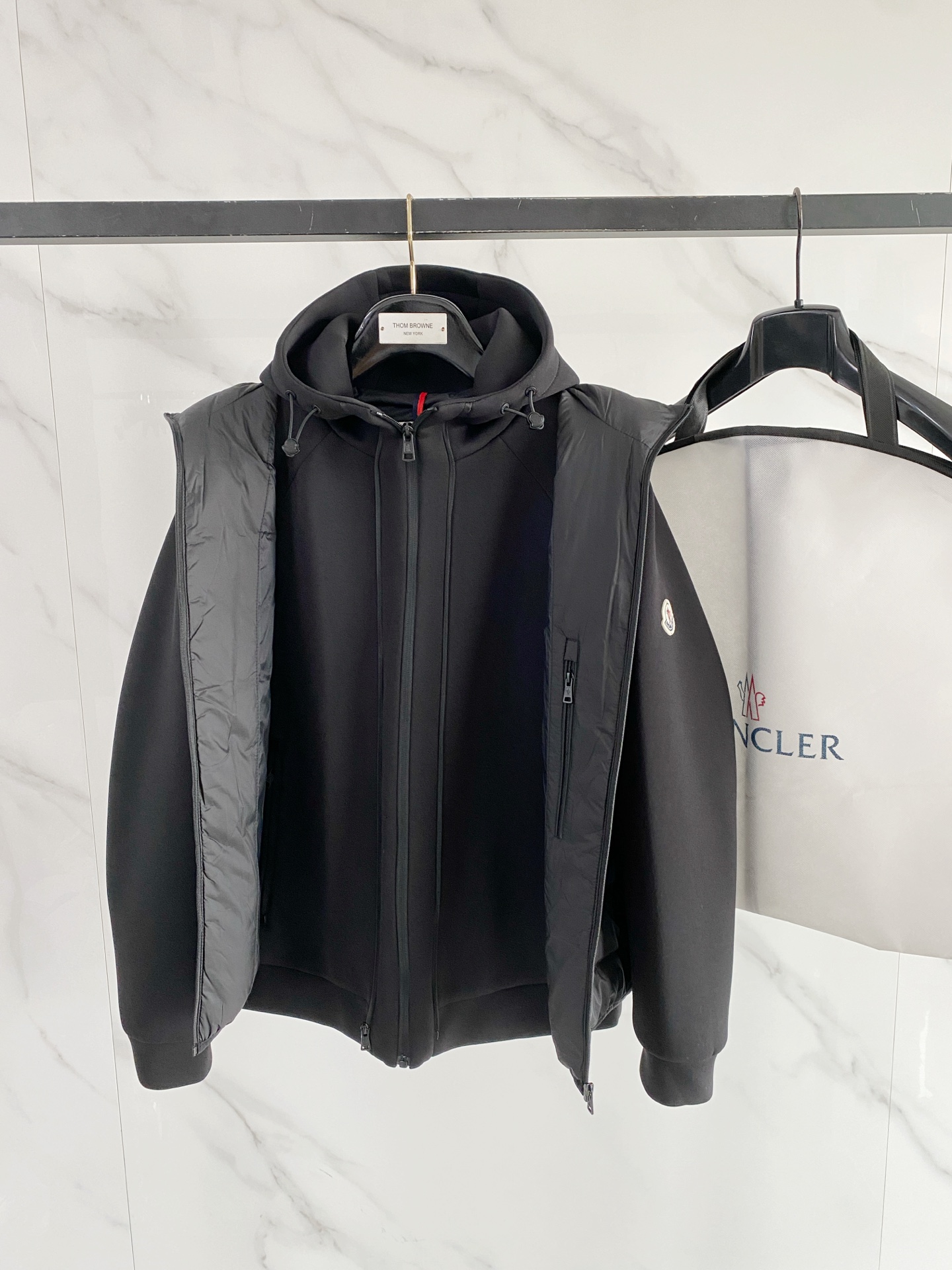 Moncler 蒙口 2026秋冬新款二合一可拆连帽羽绒服马甲 原版定制拉链五金，袖臂经典徽章标，胸前品牌字母印花 90