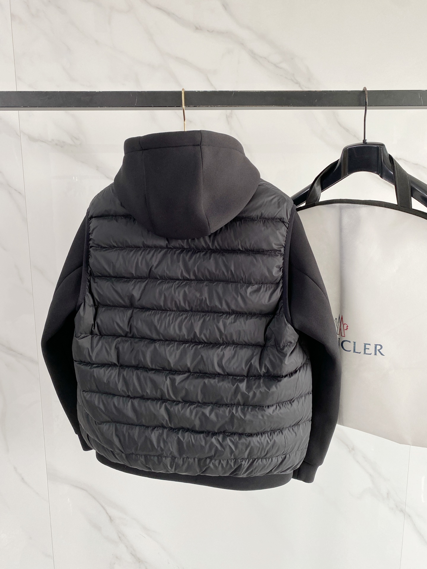 Moncler 蒙口 2026秋冬新款二合一可拆连帽羽绒服马甲 原版定制拉链五金，袖臂经典徽章标，胸前品牌字母印花 90