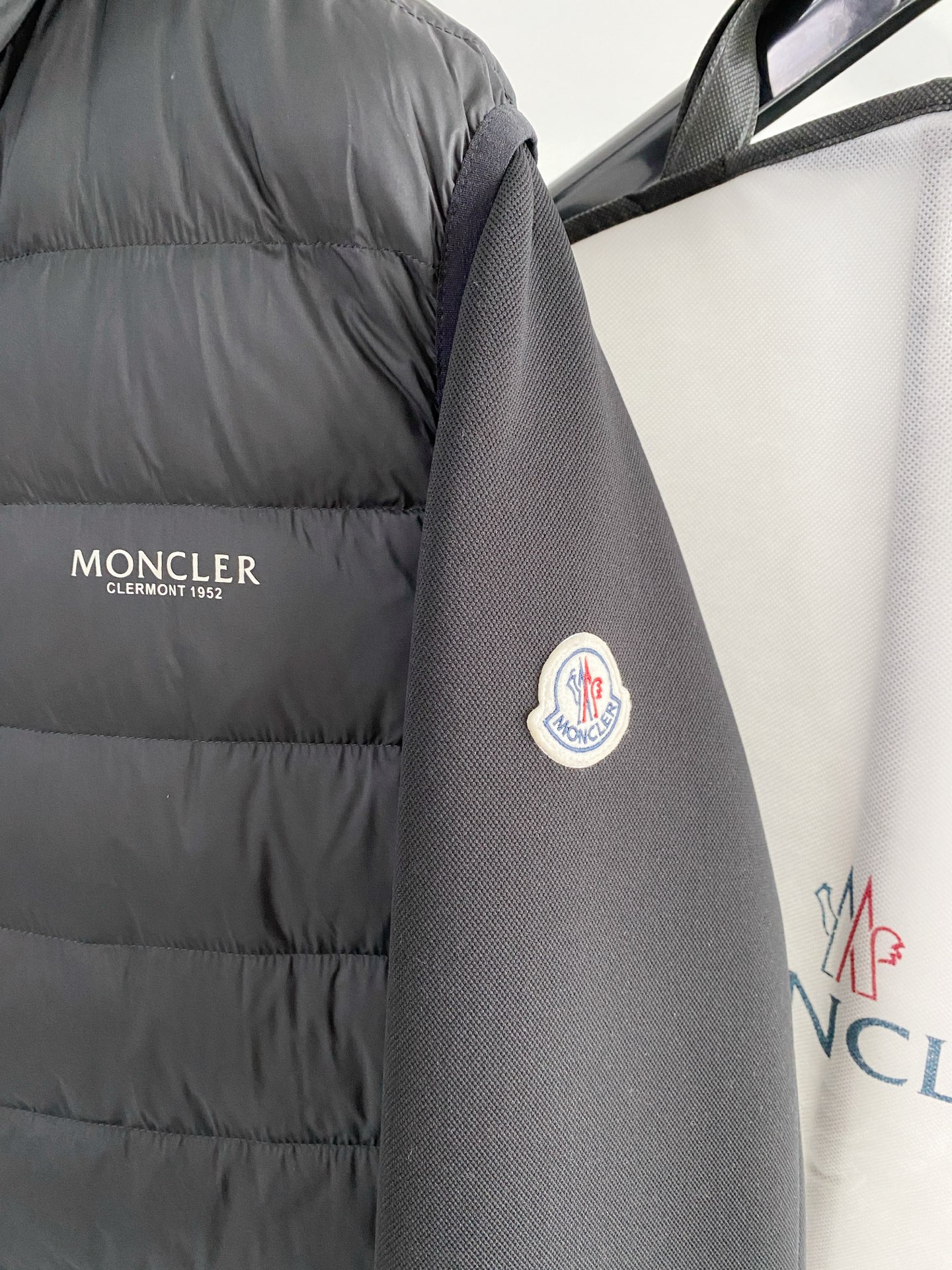 Moncler 蒙口 2026秋冬新款二合一可拆连帽羽绒服马甲 原版定制拉链五金，袖臂经典徽章标，胸前品牌字母印花 90