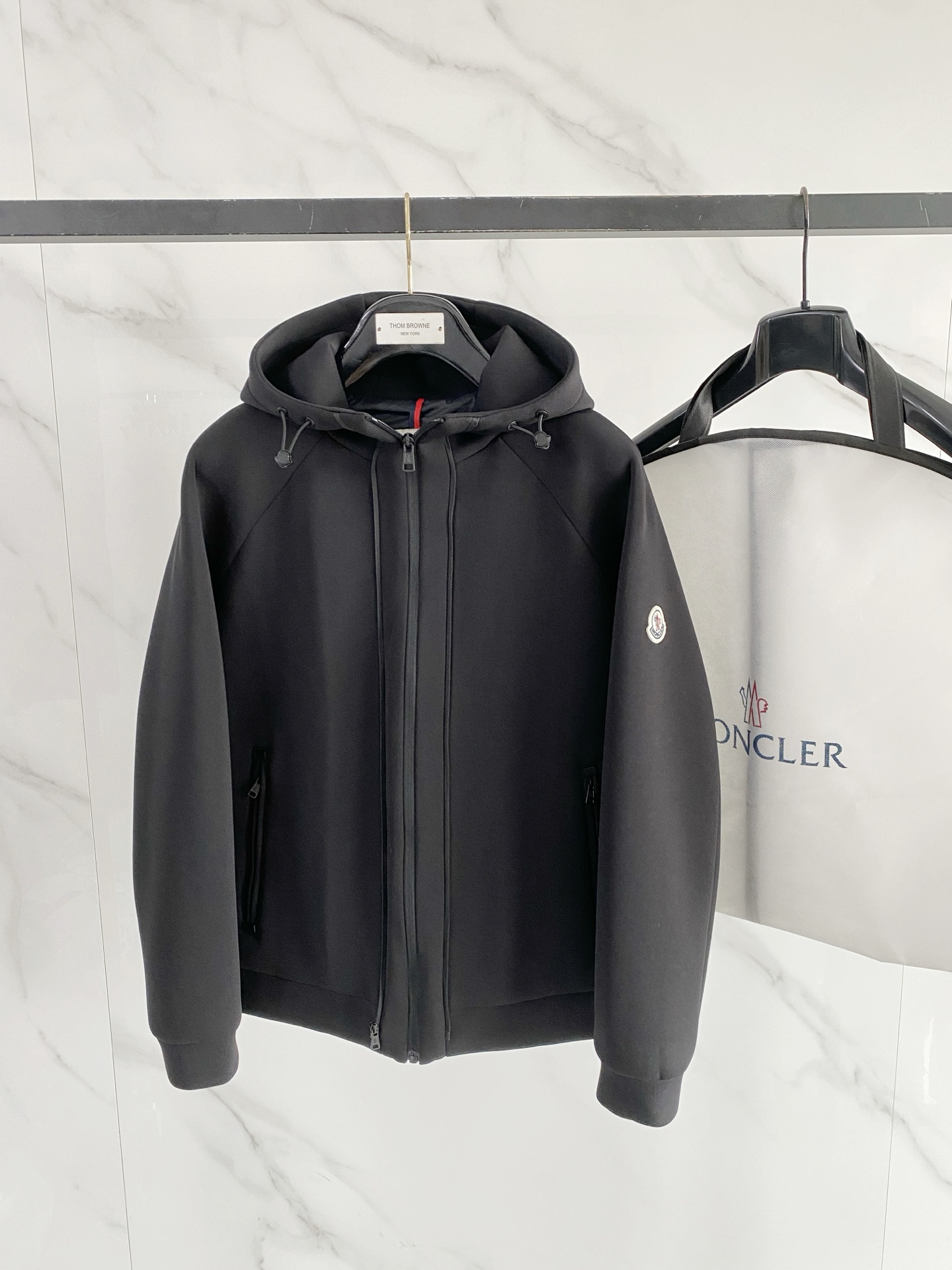 Moncler 蒙口 2026秋冬新款二合一可拆连帽羽绒服马甲 原版定制拉链五金，袖臂经典徽章标，胸前品牌字母印花 90