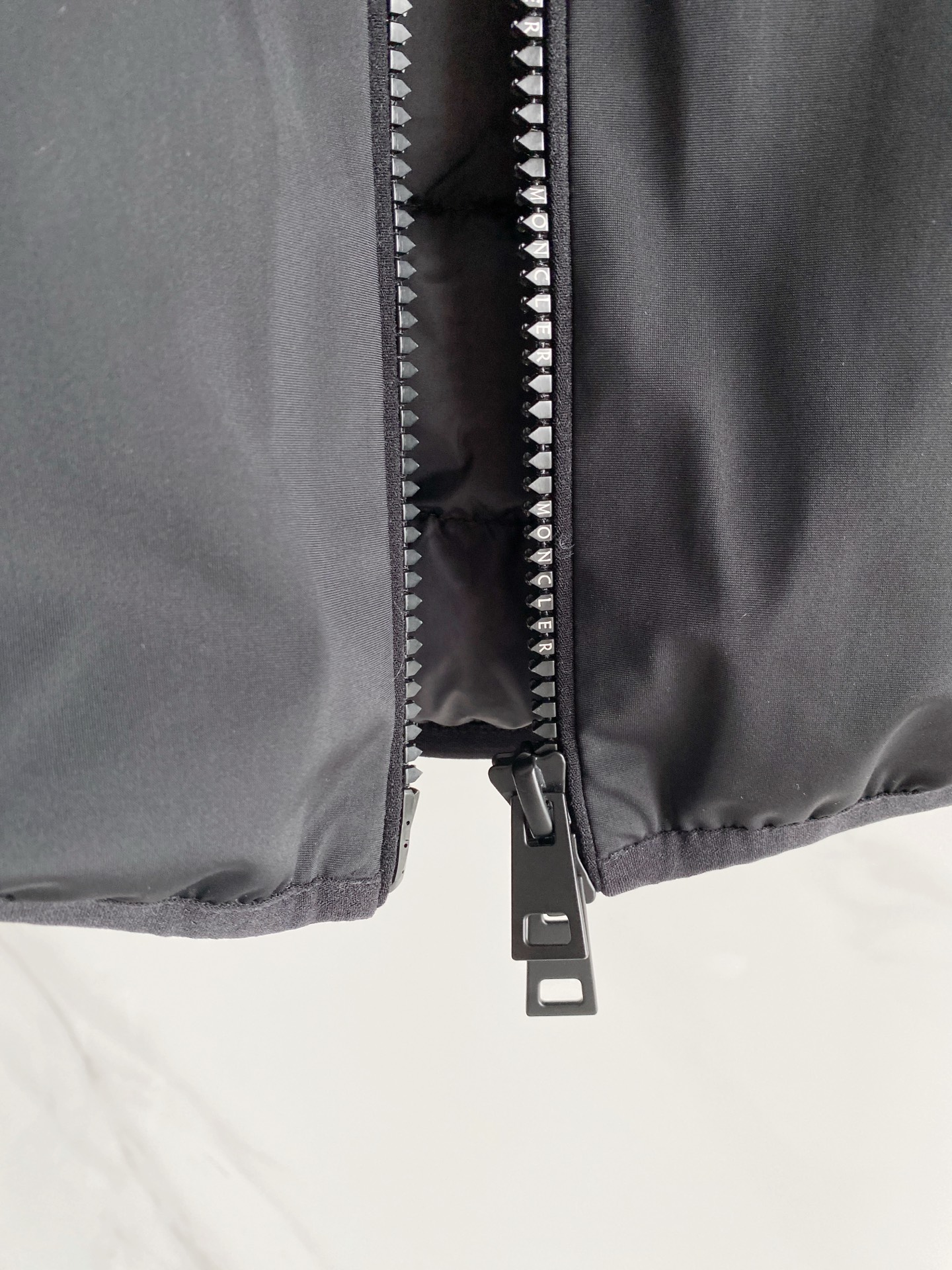 Moncler盟可睐 2026秋冬新款连帽轻薄羽绒服 原版定制拉链五金,袖臂低调暗纹徽章标,简约高级感 防风耐磨面料,9 Moncler盟可睐 2026秋冬新款连帽轻薄羽绒服 原版定制拉链五金,袖臂低调暗纹徽章标,简约高级感 防风耐磨面料,9