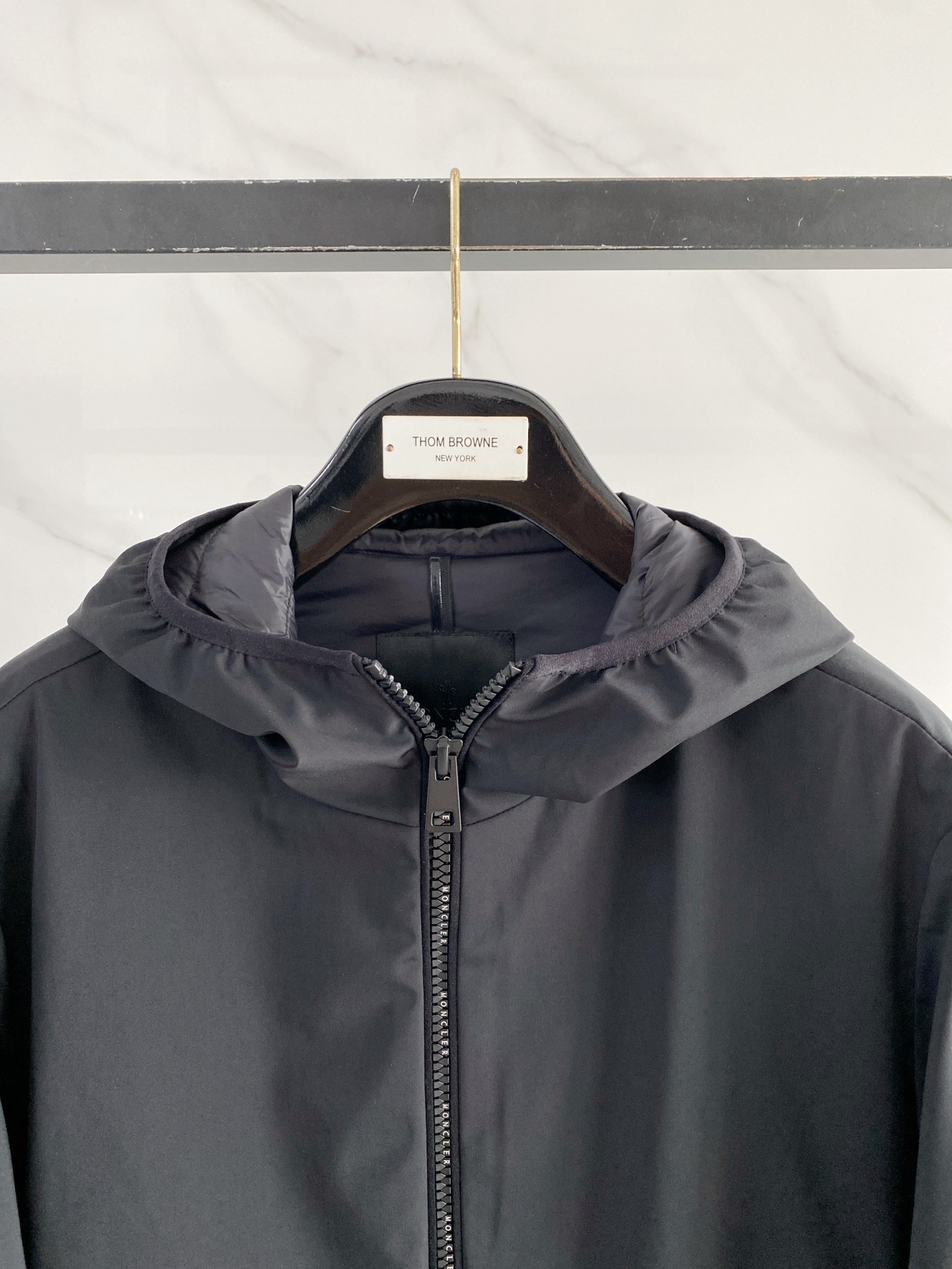 Moncler盟可睐 2026秋冬新款连帽轻薄羽绒服 原版定制拉链五金,袖臂低调暗纹徽章标,简约高级感 防风耐磨面料,9 Moncler盟可睐 2026秋冬新款连帽轻薄羽绒服 原版定制拉链五金,袖臂低调暗纹徽章标,简约高级感 防风耐磨面料,9