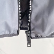 Moncler盟可睐 2026秋冬新款连帽轻薄羽绒服 原版定制拉链五金,袖臂低调暗纹徽章标,简约高级感 防风耐磨面料,9 Moncler盟可睐 2026秋冬新款连帽轻薄羽绒服 原版定制拉链五金,袖臂低调暗纹徽章标,简约高级感 防风耐磨面料,9