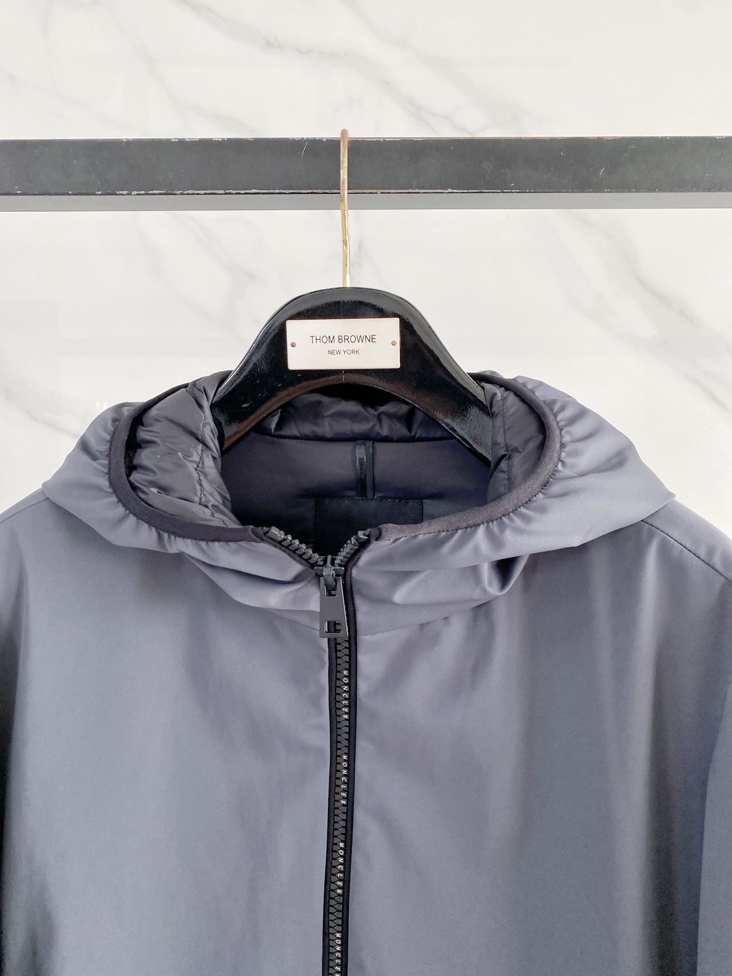 Moncler盟可睐 2026秋冬新款连帽轻薄羽绒服 原版定制拉链五金,袖臂低调暗纹徽章标,简约高级感 防风耐磨面料,9 Moncler盟可睐 2026秋冬新款连帽轻薄羽绒服 原版定制拉链五金,袖臂低调暗纹徽章标,简约高级感 防风耐磨面料,9