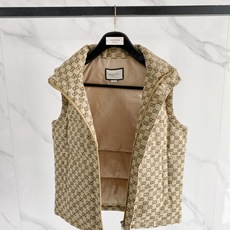 Gucci|古驰 2026秋冬新款立领羽绒马甲 甄选90新国标白鸭绒,蓬松防寒不臃肿 经典GG老花满印花面料,辨识度拉满 Gucci|古驰 2026秋冬新款立领羽绒马甲 甄选90新国标白鸭绒,蓬松防寒不臃肿 经典GG老花满印花面料,辨识度拉满