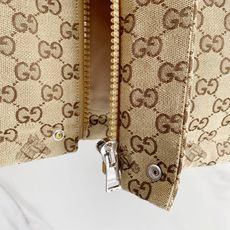Gucci|古驰 2026秋冬新款立领羽绒马甲 甄选90新国标白鸭绒,蓬松防寒不臃肿 经典GG老花满印花面料,辨识度拉满 Gucci|古驰 2026秋冬新款立领羽绒马甲 甄选90新国标白鸭绒,蓬松防寒不臃肿 经典GG老花满印花面料,辨识度拉满