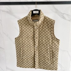 Gucci|古驰 2026秋冬新款立领羽绒马甲 甄选90新国标白鸭绒,蓬松防寒不臃肿 经典GG老花满印花面料,辨识度拉满 Gucci|古驰 2026秋冬新款立领羽绒马甲 甄选90新国标白鸭绒,蓬松防寒不臃肿 经典GG老花满印花面料,辨识度拉满