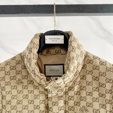 Gucci|古驰 2026秋冬新款立领羽绒马甲 甄选90新国标白鸭绒,蓬松防寒不臃肿 经典GG老花满印花面料,辨识度拉满 Gucci|古驰 2026秋冬新款立领羽绒马甲 甄选90新国标白鸭绒,蓬松防寒不臃肿 经典GG老花满印花面料,辨识度拉满