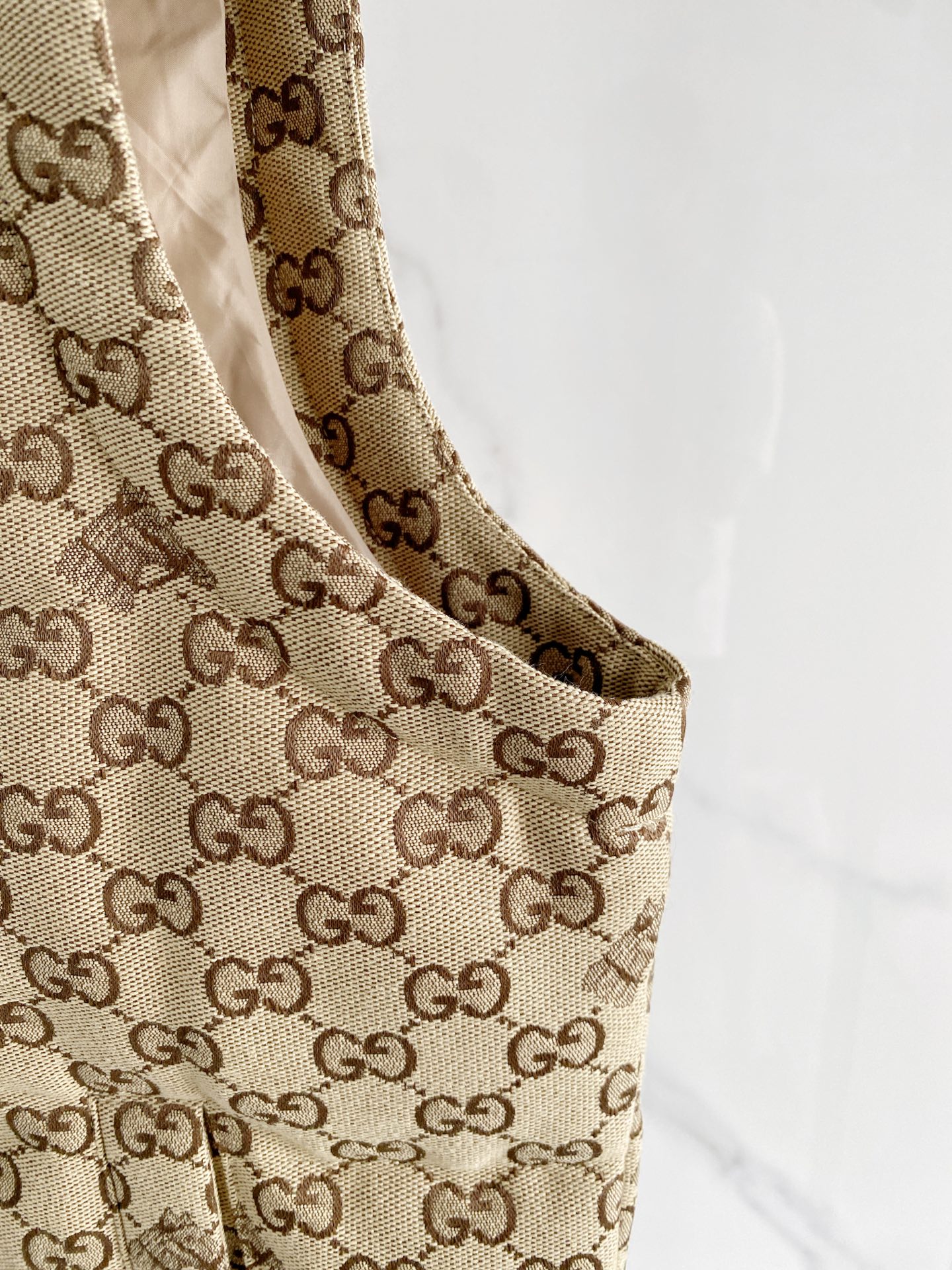 Gucci|古驰 2026秋冬新款立领羽绒马甲 甄选90新国标白鸭绒,蓬松防寒不臃肿 经典GG老花满印花面料,辨识度拉满 Gucci|古驰 2026秋冬新款立领羽绒马甲 甄选90新国标白鸭绒,蓬松防寒不臃肿 经典GG老花满印花面料,辨识度拉满